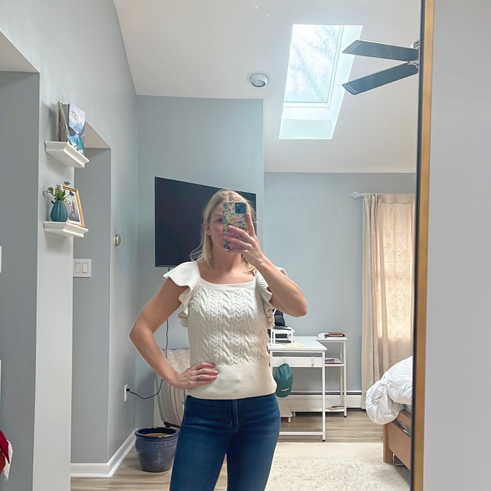 Sleeveless cable knit sweater